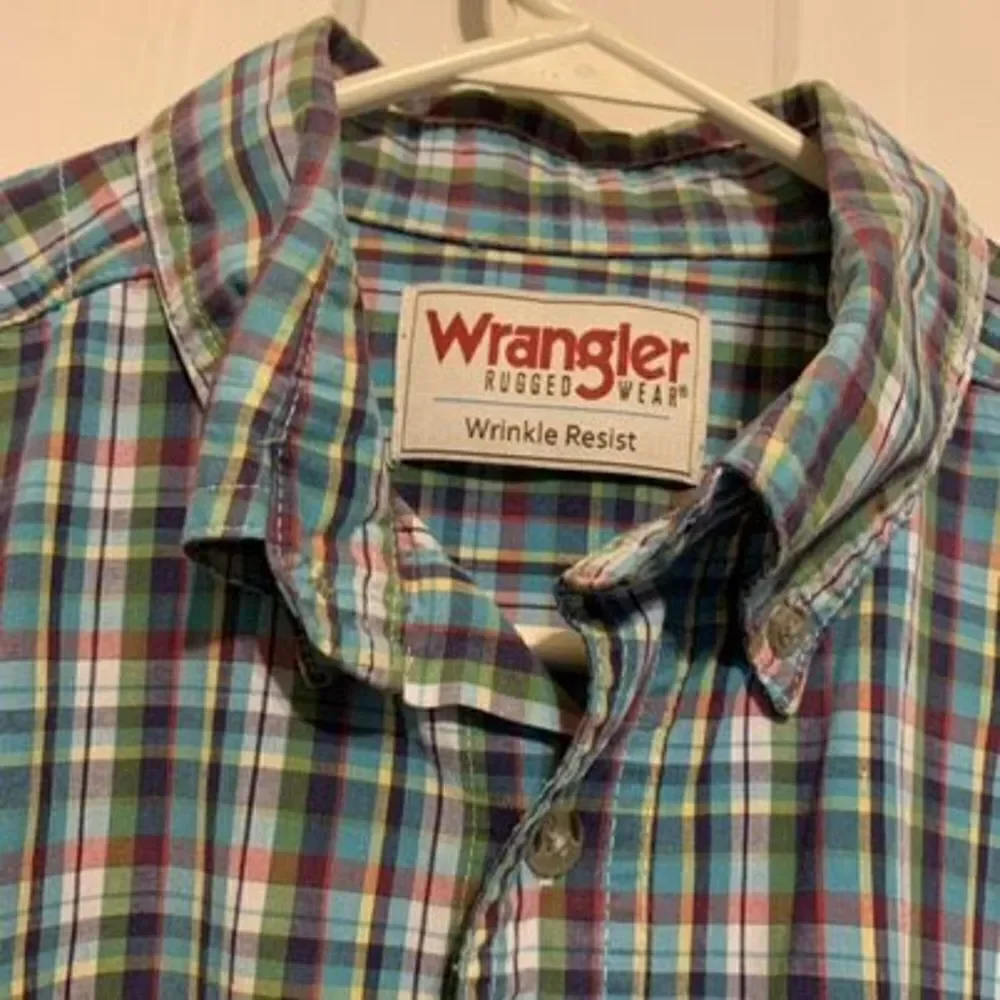 Wrangler Rugged Wear Size Large Plaid Short Sleeved Button Shirt